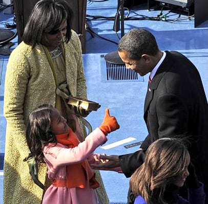 sasha-obama-thumbs-up-after-oath-of-office-012009-by-pa.jpg