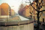 800px-Bouchéstraße-Harzer_Straße_-_Berliner_Mauer,_1989-11-18.webp